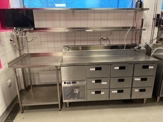 921500-1 Stainless steel refrigerator with drawers, work surface, shelves