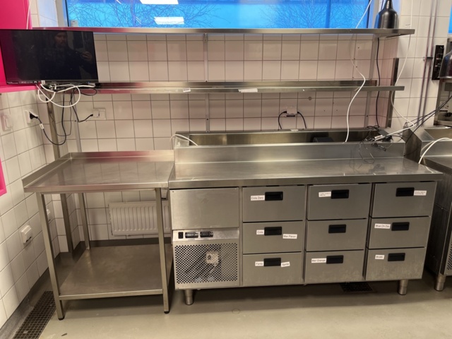 921500-2 Stainless steel refrigerator with drawers, work surface, shelves