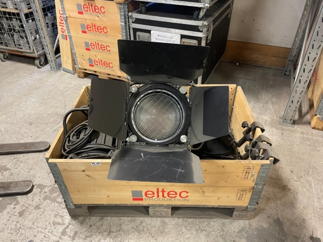 985459-3 4 pcs Fresnel Strand Castor 2000W pole