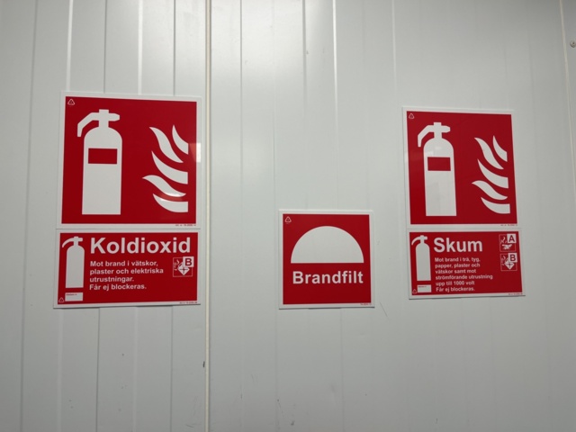 921508-5 2 fire extinguishers