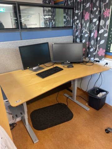 985530-1 1st raiseable desk, 1st screen wall and 1st Hurts