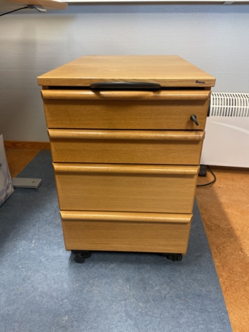 985530-3 1st raiseable desk, 1st screen wall and 1st Hurts