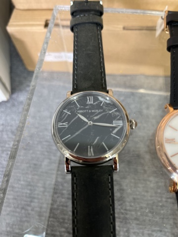 962658-5 Abbot & Mosley Watches approx. 550 pieces