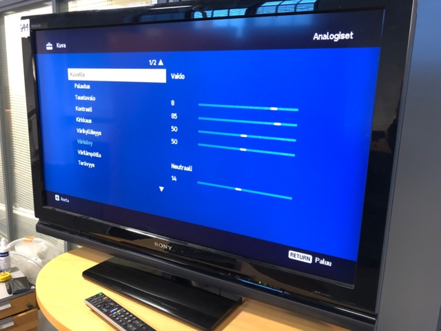 987312-2 Sony Bravia KDL-40V4000 40-tuuman TV - Ei pohjahintaa