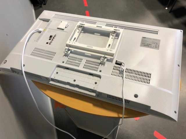 987314-4 Samsung UE40J5515AK 40-tuuman Smart TV - Ei pohjahintaa