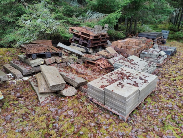 941525-1 Curbs, paving stones and manhole covers