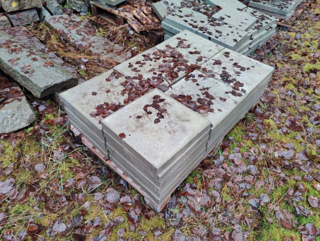 941525-2 Curbs, paving stones and manhole covers