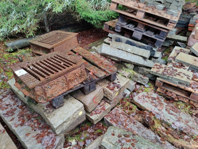 941525-4 Curbs, paving stones and manhole covers