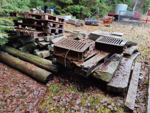 941525-5 Curbs, paving stones and manhole covers