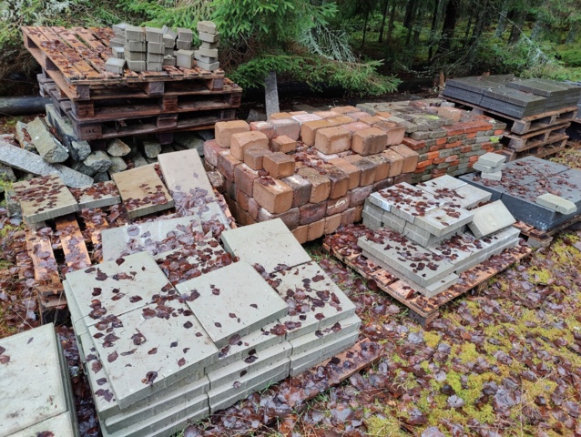 941525-7 Curbs, paving stones and manhole covers