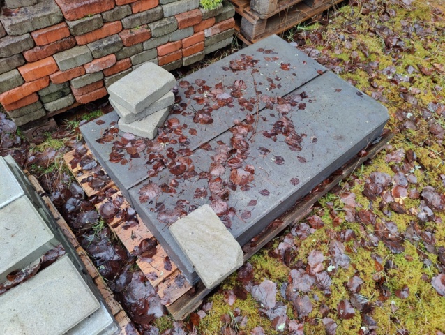 941525-9 Curbs, paving stones and manhole covers