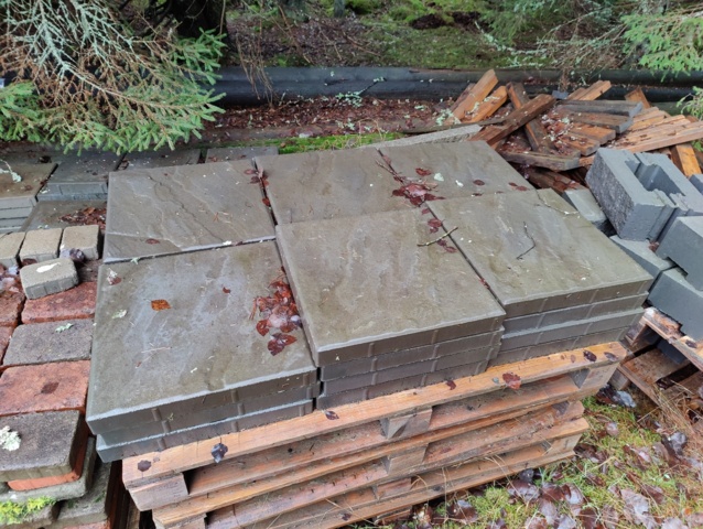 941525-10 Curbs, paving stones and manhole covers