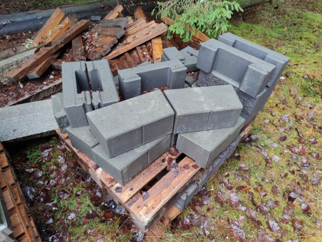 941525-11 Curbs, paving stones and manhole covers