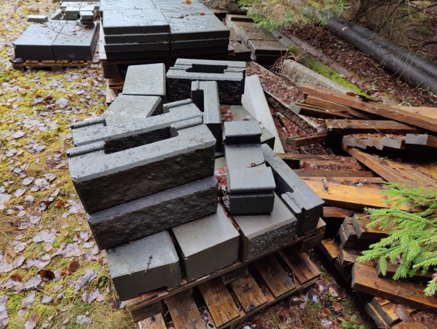 941525-12 Curbs, paving stones and manhole covers