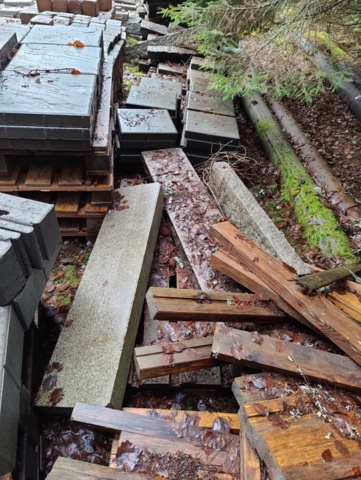 941525-13 Curbs, paving stones and manhole covers