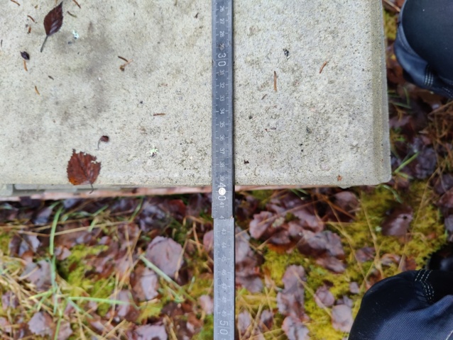 941525-14 Curbs, paving stones and manhole covers