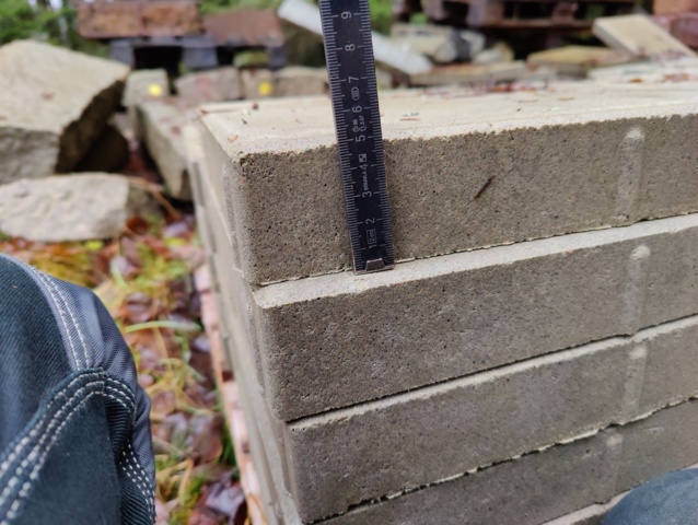 941525-16 Curbs, paving stones and manhole covers