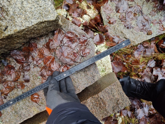 941525-17 Curbs, paving stones and manhole covers