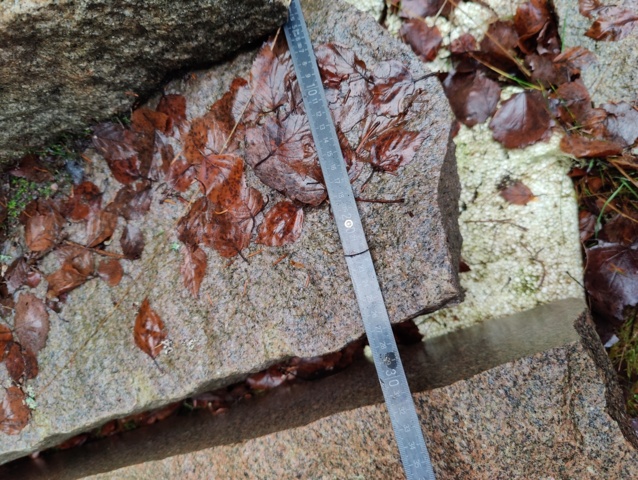 941525-18 Curbs, paving stones and manhole covers