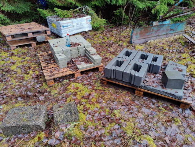 941525-23 Curbs, paving stones and manhole covers