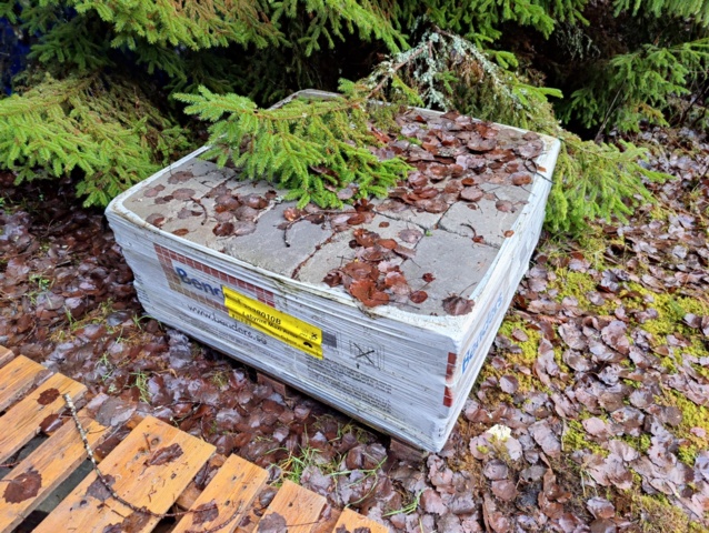 941525-24 Curbs, paving stones and manhole covers