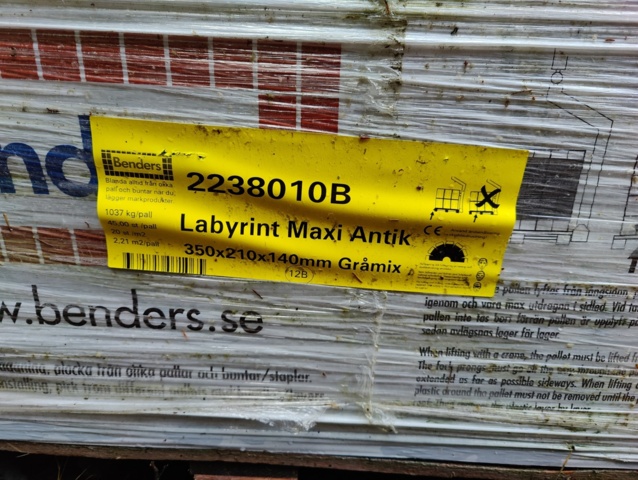 941525-25 Curbs, paving stones and manhole covers