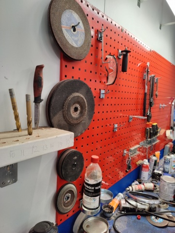 986384-12 Workbench with tool board (Updated info)