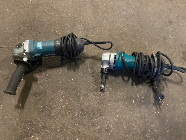 987678-1 1 Makita angle grinder & 1 Makita plate nibbler