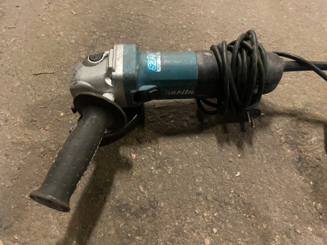 987678-2 1 Makita angle grinder & 1 Makita plate nibbler