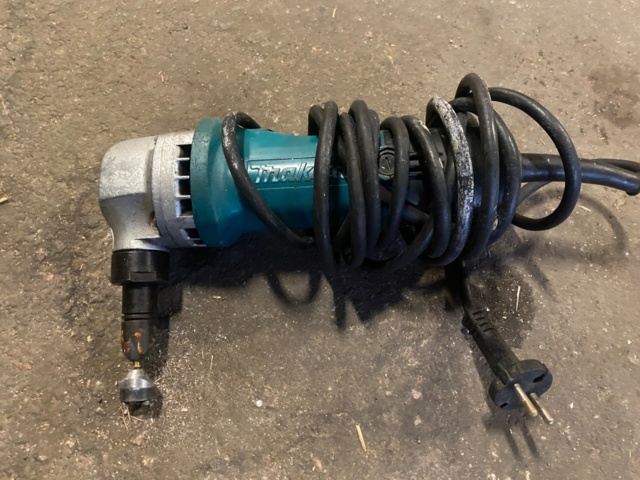 987678-5 1 Makita angle grinder & 1 Makita plate nibbler