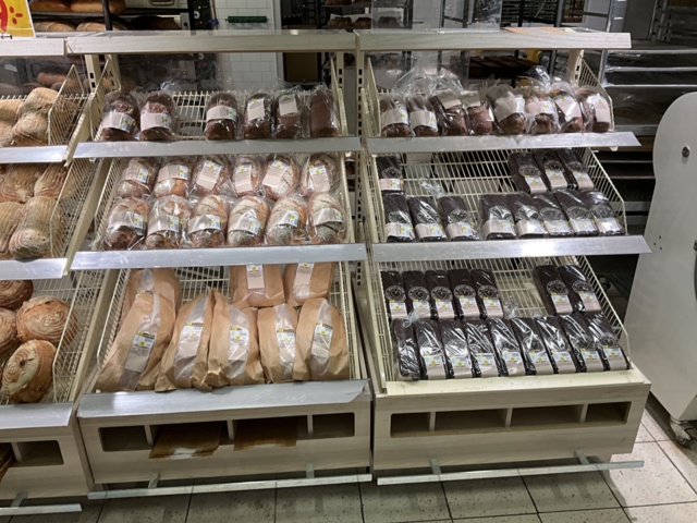 961662-6 Hyllinredning för bröd i vinkel