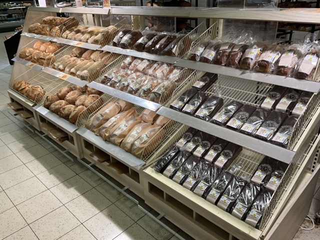 961662-7 Hyllinredning för bröd i vinkel