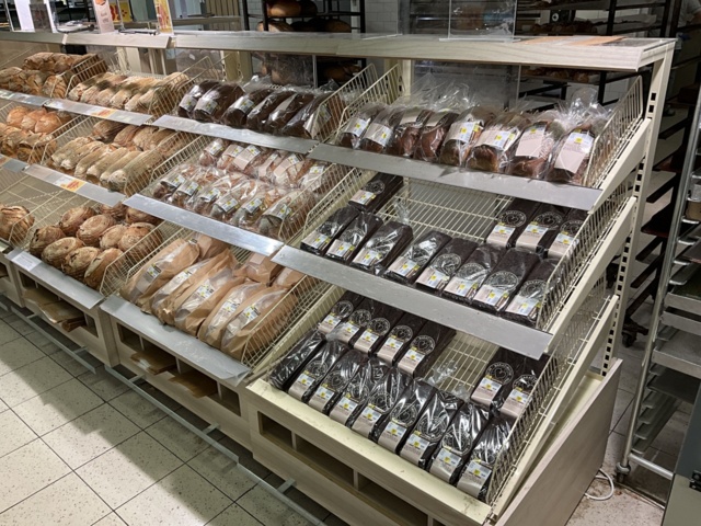 961662-8 Hyllinredning för bröd i vinkel