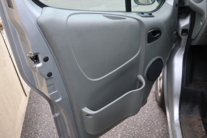988020-37 Nissan Primastar Combi 2.5 dCi Quickshift, 146hp, 2010
