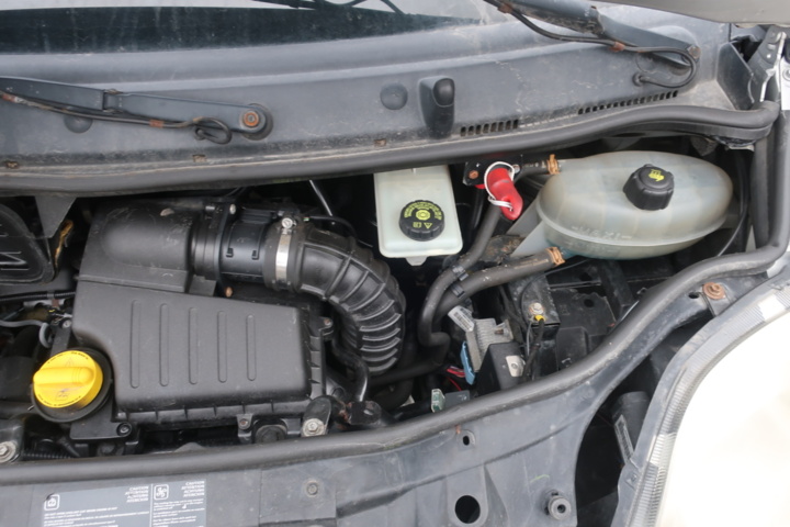 988020-66 Nissan Primastar Combi 2.5 dCi Quickshift, 146hp, 2010