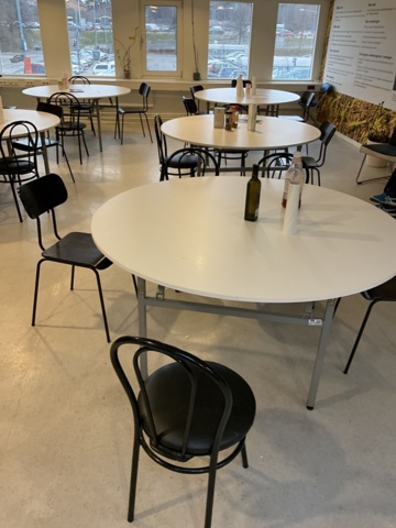 961719-1 Tables and chairs