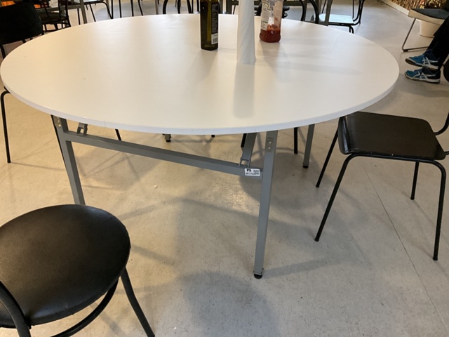 961719-2 Tables and chairs