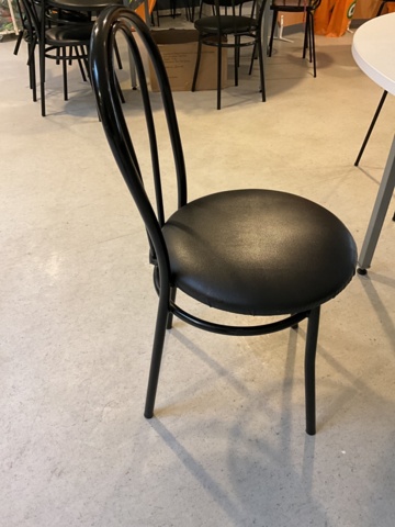 961719-4 Tables and chairs
