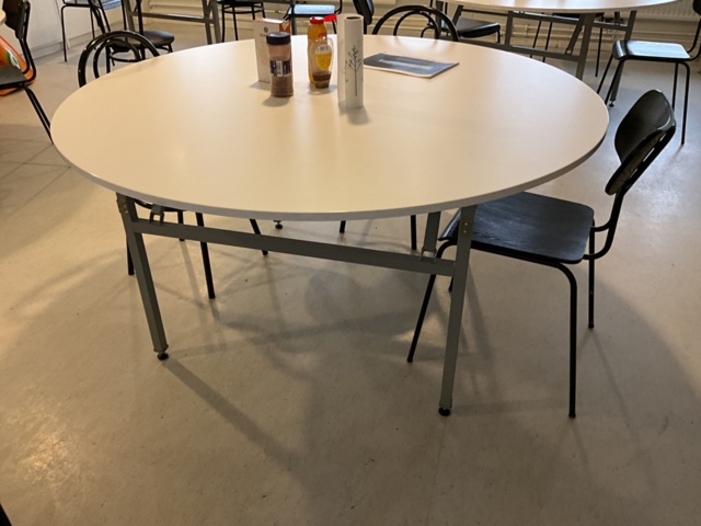 961719-6 Tables and chairs