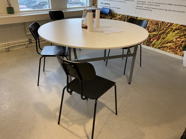 961719-7 Tables and chairs