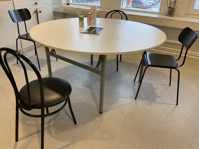 961719-8 Tables and chairs