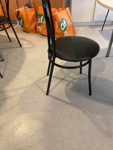 961719-9 Tables and chairs