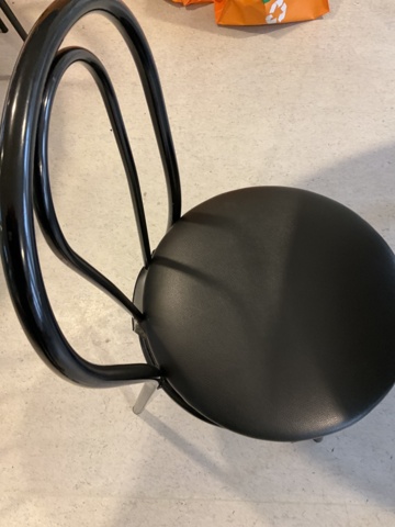 961719-10 Tables and chairs