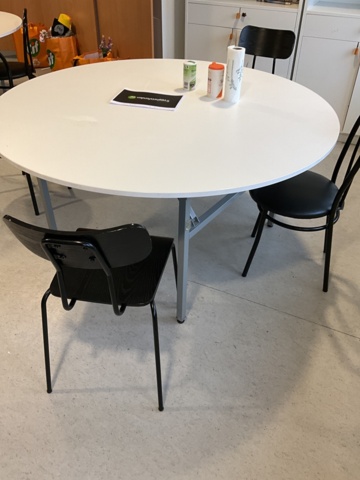 961719-13 Tables and chairs