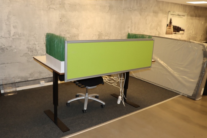930817-2 Raise/lower desk with office chair