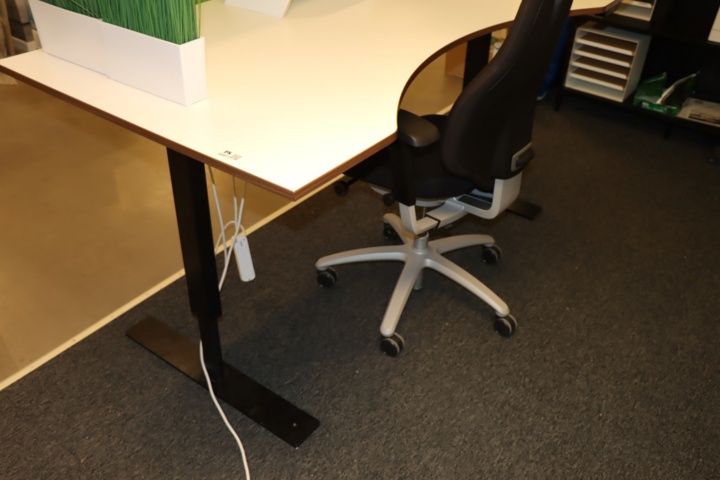 930817-5 Raise/lower desk with office chair