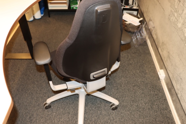 930817-6 Raise/lower desk with office chair
