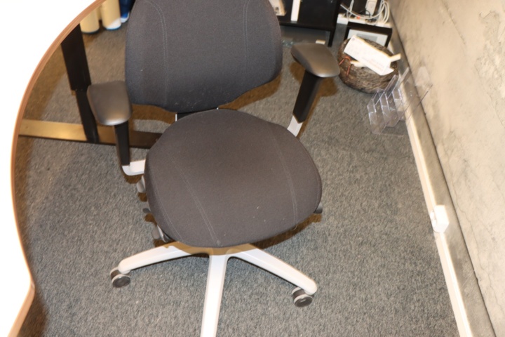 930817-7 Raise/lower desk with office chair