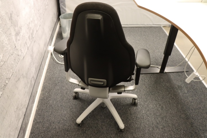 930817-10 Raise/lower desk with office chair