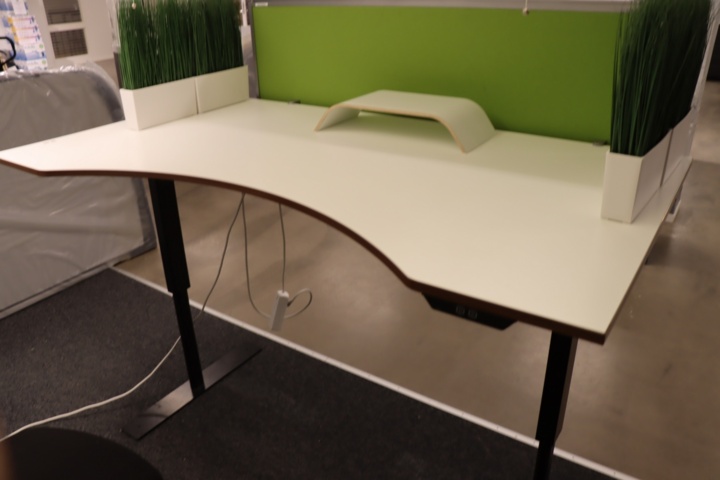 930817-11 Raise/lower desk with office chair